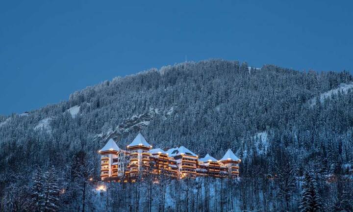 Kategorie «Ski-Spas de luxe – Entschleunigung über 1000 Höhenmetern»Auf Platz eins thront ein weiteres Haus aus Gstaad. Das vor zwei Jahren eröffnete Alpina Gstaad bietet ein «Six Senses Spa», das zwar keine neue Form von Wellbeing in die Schweiz bringt, doch durch seine Qualitätsstandards und einen besonders hohen Individualisierungsgrad der Treatments auffällt. Website AlpinaGstaad