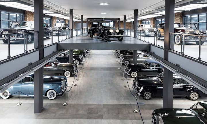 Zwei Etagen im Stabiq-Gebäude nimmt die Sammlung Seeger ein. Mittig der Rolls-Royce Silver Ghost von 1920.