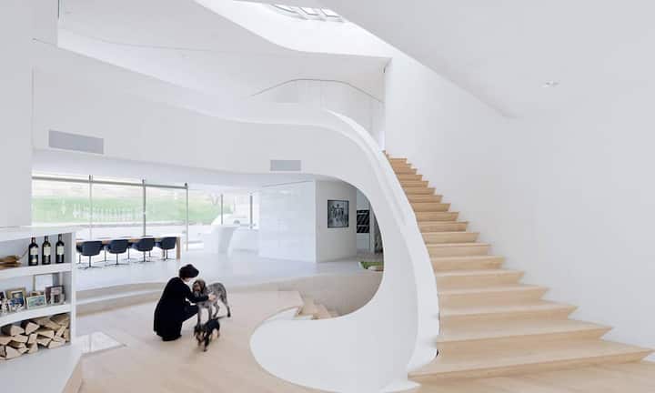 … schwäbische Hauptstadt. Die geschwungene Holztreppe bildet das Zentrum…