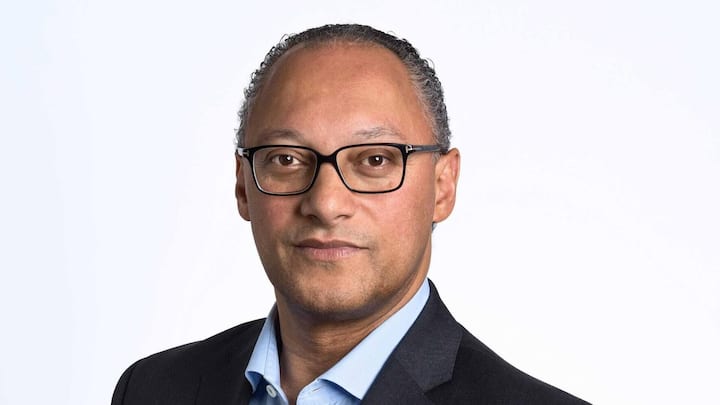 Andreas Berger ist seit 2024 CEO der Swiss Re. Er setzt statt des Goldpinsels lieber den Rotstift an.