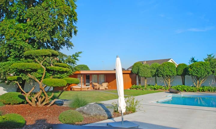 ...einem einladendem Swimmingpool...