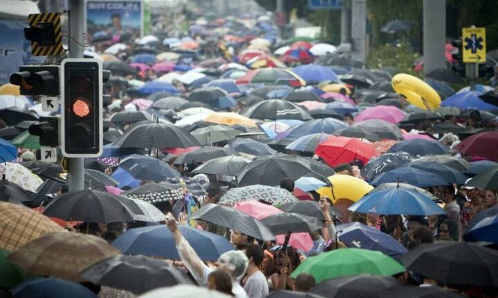 ... dreimal mussten die Massen unter Regenschirmen tanzen.