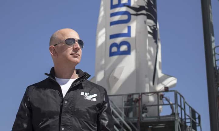 Mit seiner Raketenfirma Blue Origin will Bezos zudem Menschen ins All bringen.Blue Origin