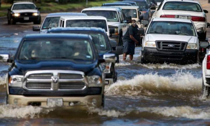 Die Überschwemmungen blockieren grosse Teile des Verkehrs, Wasser staut sich in den Strassen.