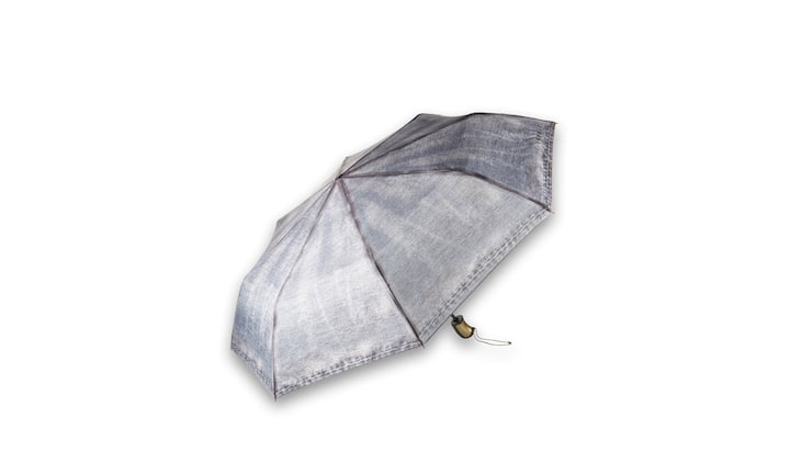 Denim: EspritMit cooler Jeans-Optik macht diesen Regenschirm einen modischen Eindruck. Weitere Extras: der Haltegriff mit Label-Prägung und die Gliederkette fürs Handgelenk. Preis 44.90 Franken