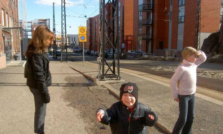 Platz 2: Eine finnische Mutter mit ihren zwei Kindern in den Strassen Helsinkis. Finnland erreicht den zweithöchsten Indexwert, was das Wohlergehen von Müttern und Kinder angeht.   Flickr: Helen Penjam