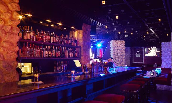 Es ist eine der berühmtesten Diskotheken des noblen Skiortes: Der King's Club im Badrutt's Palace, einem der besten Hotels von St. Moritz. Die Disko ist eine der ältesten in der ganzen Schweiz und auch heute werden hier zur Wintersaison die wildesten Partynächte des Landes gefeiert.