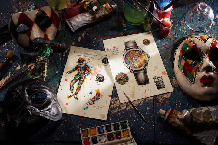 Die Uhr ist eine Hommage an die berühmteste Maske des Karnevals von Venedig.