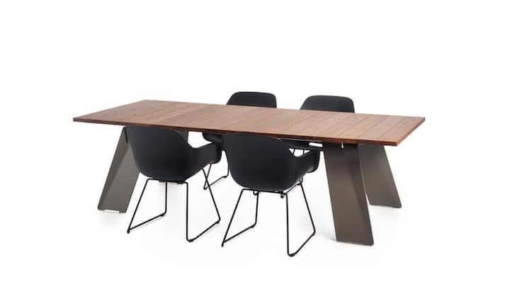 Fernöstlich inspiriertDie Beine des Tisches Pontsun sind von der japanischen Papierfaltkunst Origami inspiriert, die Bretter von einem Pier. Der Tisch des belgischen Labels Extremis wirkt filigran und ist dennoch stabil. Er ist mit schwarzen oder weissen Beinen erhältlich und bietet Platz für eine grosse Gesellschaft.Aussteller: Extremis