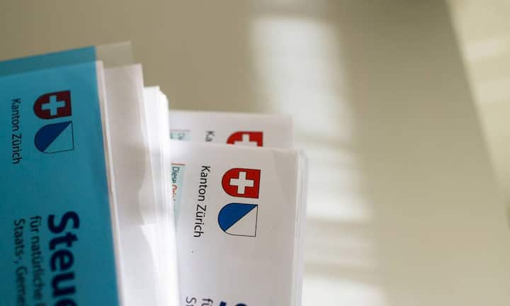 Die 25 besten Steuertipps:Lohnt sich ein Steuerberater?Für Privatpersonen kostet der Steuerberater schnell 200 bis 400 Franken. Für Angestellte mit Lohnausweis und einfachen Vermögensverhältnissen lohnt sich das kaum, ausser nach einer schwierigen Scheidung, nach Kauf oder Verkauf einer Immobilie oder wenn man geerbt hat. Für eine Einzelfirma muss für den Steuerberater mit Kosten von 1000 bis 2000 Franken gerechnet werden. Das lohnt sich meist, erst recht für einen Kleinbetrieb.