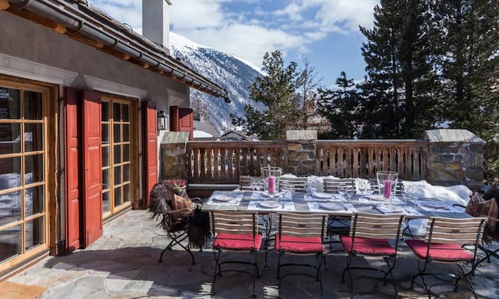 Das Chalet befindet sich im Engadin und bietet Blick in die umliegenden Berge. St. Moritz ist in Kürze erreichbar. Preis auf Anfrage Quelle und Bilder: Engel & Völkers