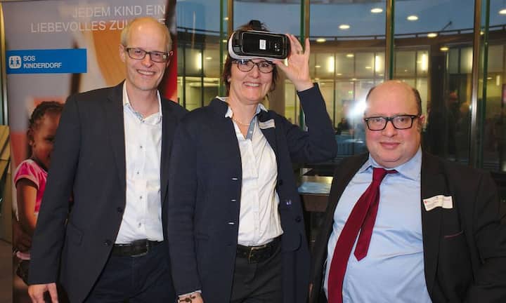 Markus Siegfried, Leiter Unternehmenspartnerschaften, SOS Kinderdorf;
Jeannette Schaller mit 3D-Brille, Vice President, Credit Suisse AG;
Stephane Bloch, Inhaber, Ethiq Bloch