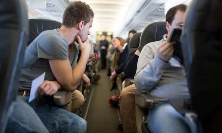 Der Gesprächige: Manchmal kann es nett sein, einen freundlichen Sitznachbarn zu haben, mit dem man eine gute Unterhaltung führen kann. Manchmal möchte man aber auch einfach nur seine Ruhe haben, ein Buch lesen oder eine Runde schlafen. Hier gilt: Ein höfliches Nicken wird die Person nicht entmutigen, es helfen nur klare Worte. Unhöflich werden sollten Sie vermeiden, wenn Sie noch mehrere Stunden neben dieser Person sitzen müssen. Wenn nichts anderes hilft, muss es aber leider sein.