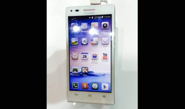 Der chinesische Anbieter Huawei bringt sein Ascend P6 nun auch in einer LTE-Version. Noch immer ist das Gehäuse superschlank (offiziell sind es 7.85mm) und leicht (115g). Es gibt es in allerlei möglichen und unmöglichen Farben, von Champagner-Gold bis Weiss-Rosa. 349 Franken soll das Gerät ab dem zweiten Quartal kosten.