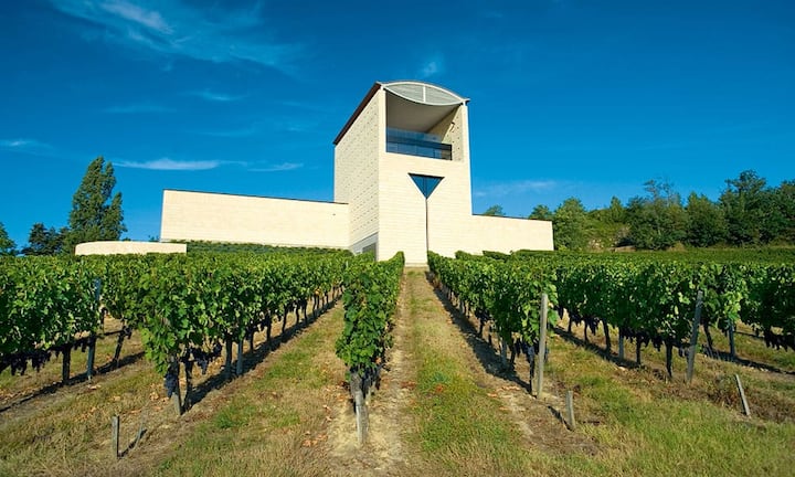 Silvio Denz: Château Faugères in St-Emilion. Den Weinkeller hat ihm der Tessiner Stararchitekt Mario Botta entworfen – der grösste Teil des Gebäudes, wo die kostbaren Tropfen reifen, liegt unter dem Boden. Edlen Wein produziert Silvio Denz, der König der feinen Düfte,  aber nicht nur in Frankreich, sondern auch in Spanien.