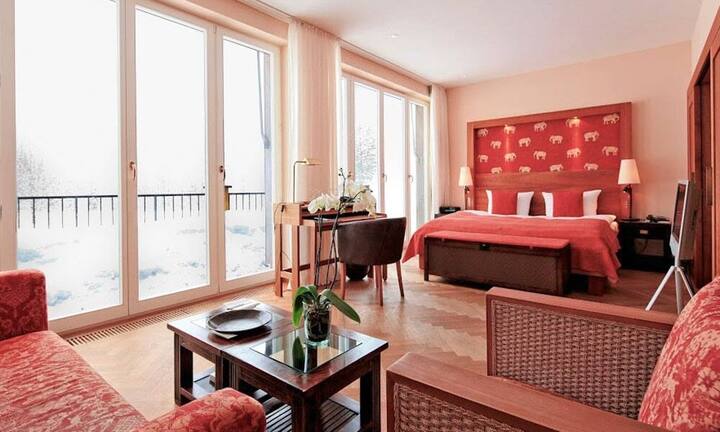 Platz 4: Auch das Schloss Elmau Spa & Cultural Hideaway in Bayern musste Federn lassen (Vorjahr Rang 2), holt aber mit der Erweiterung durch das bald eröffnende Elmau Retreat Anlauf zu einem neuen Paukenschlag.
Bild:  Schloss Elmau Spa