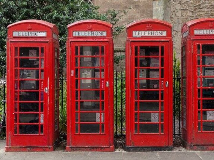Alexander Graham Bell ließ sich 1876 das Telefon patentieren. Vor Anmeldung des Patents lieferte er scih ein Kopf-an-Kopf-Rennen mit dem amerikanischen Erfinder Elisha Grey, der ihn beschuldigte, seine Erfindung gestohlen zu haben. Am Ende entschied die Patentbehörde zu Gunsten von Bell.