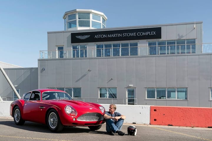 Einmaliges Rasen in Silverstone: Aston Martin DB4 GT Continuation Series.