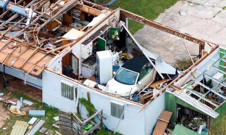 Gebäude sind unter der Gewalt des Sturmes zusammengebrochen.