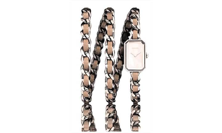 Channel - Liebeserklärung: Première Rock BeigeKlassisch elegant, ganz wie das «Kleine Schwarze», aber doch mit einem raffinierten Auftritt bietet die Uhr mit Stahlgehäuse, weissem Perlmuttzifferblatt und einer mit beigem Leder verwobenen Kette schlichten Luxus in der Tradition Coco Chanels. Damit die Première Rock an jedes zarte Handgelenk passt, gibt es sie in vier Grössen. Die Auflage der Valentins-Überraschung ist auf 1000 Stück limitiert. Preis: 4'450 Franken