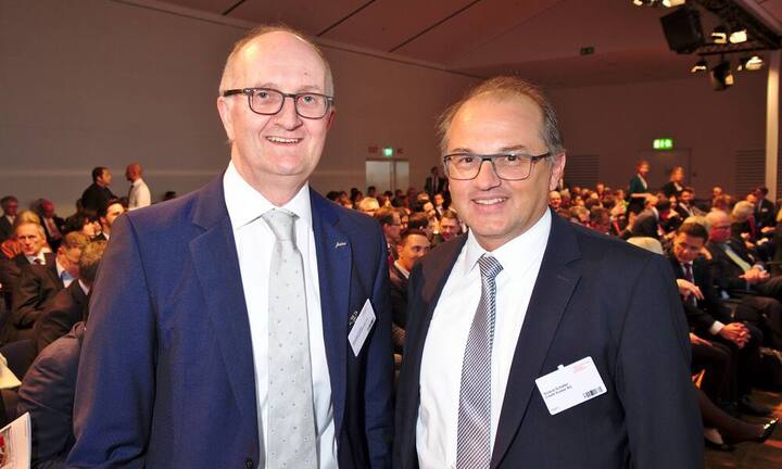 Emmanuel Probst, CEO, Jura Elektroapparate AG;
Roland Schaller, Leiter Firmenkunden Region Mittelland, Credit Suisse AG