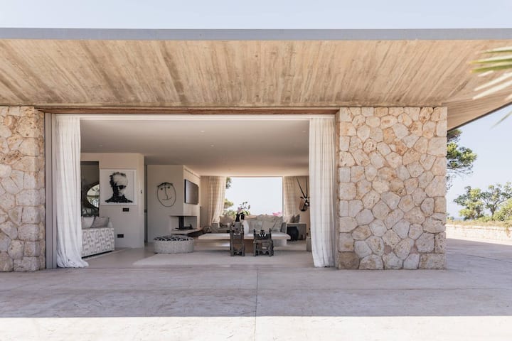 Die Innen- und Aussenbereiche der Villa Salimar gehen fliessend ineinander über.