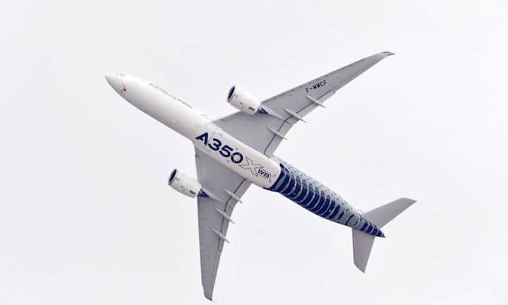 Ein Aribus A350 XWB während seiner Vorführung.