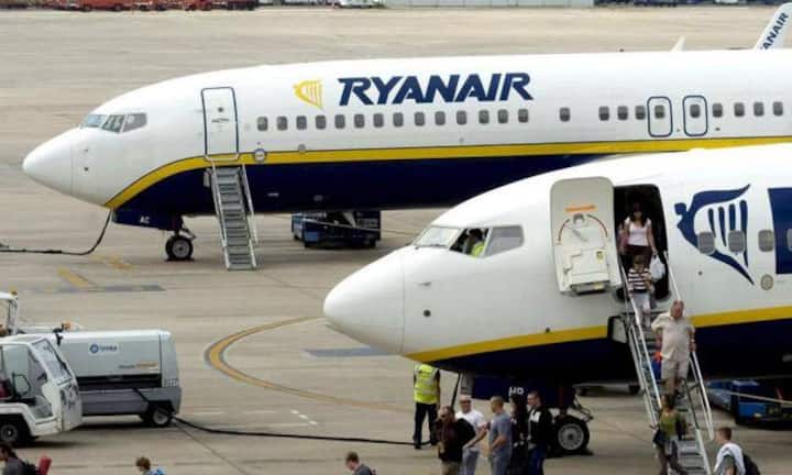 Rang 12: Das Endgehalt eines Ryanair-Piloten liegt 2014 bei rund 85'000 Euro. Das Einstiegsgehalt ist 53'000 Euro und als Co-Pilot verdient man gerade mal noch 25'000 Euro pro Jahr. (2014)