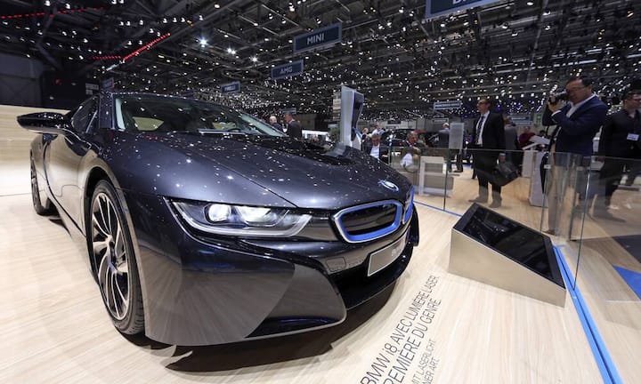 Auch die Bayern arbeiten an einem Gegenpart zu Teslas Model S. BMW hatte bereits im vergangenen Jahr mit seinem batteriebetriebenen i8 Furore gemacht. Nun soll Berichten zufolge auch eine eine viertürige E-Limousine mit dem Arbeitstitel i5 in Arbeit sein, die wie der i8 auf einen Hybridantrieb setzen soll.