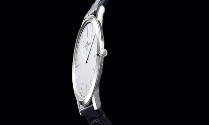 Zum Geburtstag: Jaeger-LeCoultre liess sich fürs Jubliläum der Manufakturgründung vor 180 Jahren etwas Extraflaches einfallen. Dabei griffen die Uhrmacher aus Le Sentier auf ihren legendären Handaufzug von 1907 mit dem fliegend (einachsig) gelagerten Federhaus zurück, allerdings in der 1,85 Millimeter hohen Variante. So kam es zur Jubiläumsuhr mit einer Gesamthöhe von 4,05 Millimetern. Ultra Thin Jubilee in Platin: 16 200 Franken.