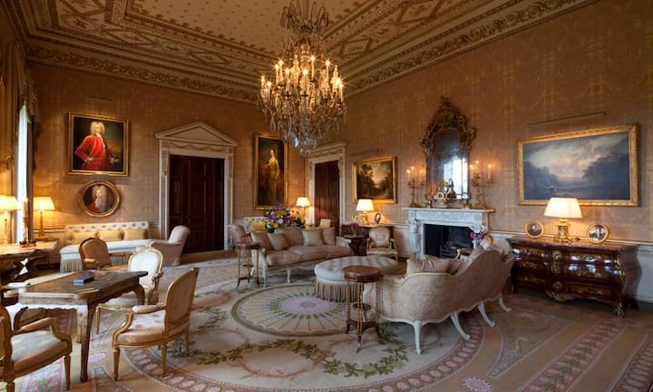 Platz 9 (31):  Ballyfin, County Laois/Irland Stilvoller als von diesem neoklassizistischen Landsitz aus kann man Irland nicht erleben, dennoch geht es recht entspannt zu. Ein Erlebnis für Downton-Abbey-Fans und ein britisches Paradies auf Erden. Wenn es wider Erwarten mal Probleme gibt (ja, die gibt es auch im Himmel), dann versucht das aufmerksame Hotelteam sofort eine Lösung zu finden. Ballyfin