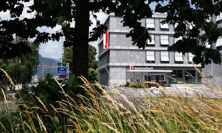 Die Nidwaldner KB stellt 3545 Schliessfächer in acht Filialen bereit. 70 Franken im Jahr zahlt man hier für ein 6 x 30 x 50 Zentimeter grosses Fach beziehungsweise 7,10 Franken für einen Liter bei den kleinsten Fächern. Für zusätzliche 100 Franken lässt sich hier zudem das Schlüsselproblem mit einem Schlüsseldepot in der Bank lösen. Allerdings muss man sich an die Öffnungszeiten halten, denn einen 24-Stunden-Zugang gibt es nicht.