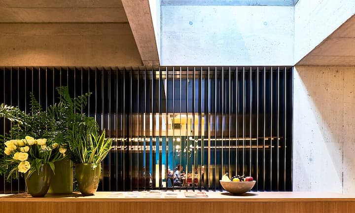 Wer dort eincheckt, wird Basel besser verstehen und kann das Haus als Sprungbrett zu authentischen Erfahrungen auch ausserhalb des Hotels nutzen. Die guten Verbindungen des «Nomad»-Teams machen nahezu alles möglich. Als gestalterischer Faden ziehen sich modern interpretierte Kelims mit farbigen Mustern durchs ganze Hotel. Die Mischung aus naturnahen Materialien, lokaler Verwurzelung und urbaner Kuscheligkeit ist genau das, was die Digital Natives heute von einem Hotel erwarten.