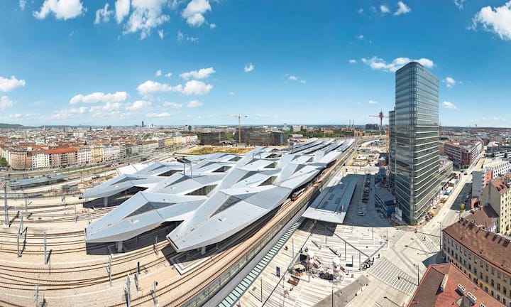Neuer Hauptbahnhof in Wien: Am 10. Oktober 2014 eröffnet die BahnhofCity des neuen Wiener Hauptbahnhofs. Das 20 000 Quadratmeter grosse Reise- und Einkaufszentrum verfügt über 115 Geschäfte und Gastronomiebetriebe sowie 14 Personenkassen und 22 Fahrkartenautomaten für den Ticketkauf. Hauptbahnhof Wien