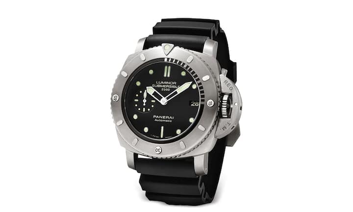 Der Ruf der Officine (Werkstätten) Panerai wurzelt in den Spezialuhren für die – seinerzeit sehr erfolgreichen – Die Luminor Submersible 1950 2500M ist die jüngste Weiterentwicklung.
Gehäuse aus Titan, wasserdicht bis 2500Meter und mit eigenem Dreitagewerk. 10300 Franken.