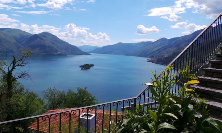Dank der atemberaubenden Aussicht ist Ronco sopra Ascona auch bekannt als «Balkon über dem Lago Maggiore». Den Preis erfährt man auf Anfrage.(Quelle/Bilder:
Engel & Völkers)