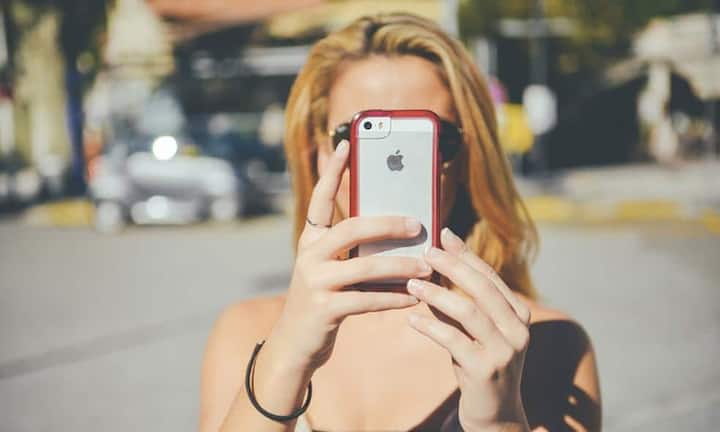 In der EU fallen ab 15. Juni die Roaminggebühren weg, anders als in der Schweiz. Die Kosten für das Telefonieren im Ausland variieren noch stärker je nach Anbieter. Das Vergleichsportal Verivox hat die Gebühren für fünf beliebte Reiseziele verglichen, nach zwei Profilen:
Vielnutzer: In 14 Tagen telefoniert er zehn Mal, wird zehnmal angerufen und versurft 500 MB. Wenignutzer: In 14 Tagen Urlaub führt er drei Gespräche, wird dreimal angerufen und versurft 100 MB Daten.