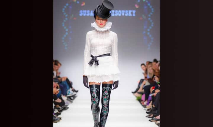 Ein Model trägt eine Kreation der Designerin Susanne Bisovsky