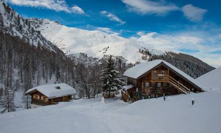 Sapün
- Übernachten: Berggasthaus Heimeli, 7057 Sapün GR, www.heimeli.ch
Das «Heimeli» ist nur zu Fuss erreichbar (wer nicht gut zu Fuss ist, kann sich gegen einen Aufpreis abholen -lassen). Für die Rückkehr  ins Tal wird ein Schlitten zur Verfügung gestellt.
Stille Tage in Langwies:  Im Hochtal gibt es zahlreiche Winterwanderwege und Schneeschuhpfade.  www.langwies.ch