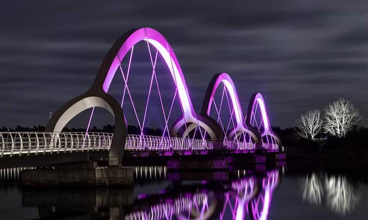 Sölvesborg Bridge von Ljusarkitektur, Eröffnung 2013 (Sölvesborg, Schweden)Mit 755 Metern ist die Sölvesborg Bridge Europas längste Fussgängerbrücke. Ljusarkitektur stattete das Bauwerk mit LED-Lichtern aus, die ihre Farbe wechseln. Sölvesborg Bridge by ÅF Lighting, 2013