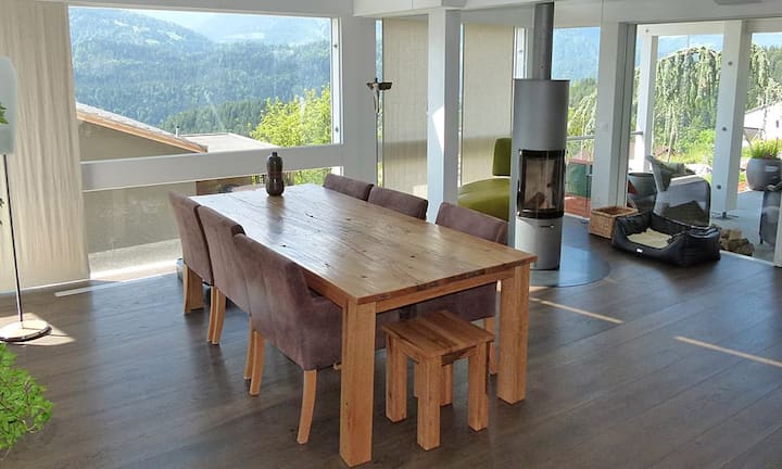 Das Ess- und Wohnzimmer fliesst ineinander über. Dank der grosszügigen Fensterfronten...