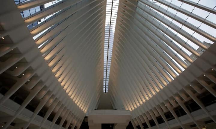 Calatrava war zuletzt in den Schlagzeilen wegen seines New Yorker Bahnhofs, dessen Fertigstellung sich um zehn Jahre verzögert hatte und dessen Baukosten immer wieder nach oben korrigiert werden mussten.