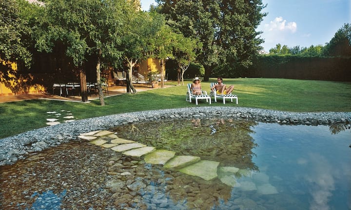 Die Wassertiefen reichen von 50 cm bis zu 5 Metern, die Grösse von zwei bis zu 20’000 Quadratmetern. Die Oberfläche bestehen aus Marmor- oder Quarzsanden in natürlichen Farbtönen und feinen Körnungen.