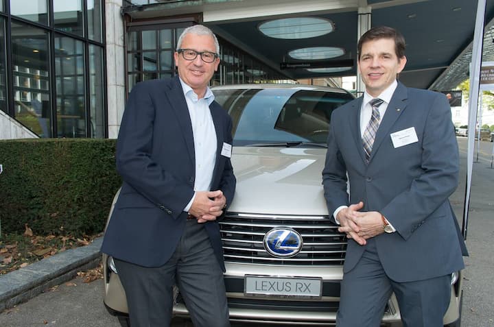 Sportlich unterwegs mit Lexus RX: Claudio Ammann, CEO, FC Zürich; Markus Hesse, Geschäftsführer, Lexus Zürich