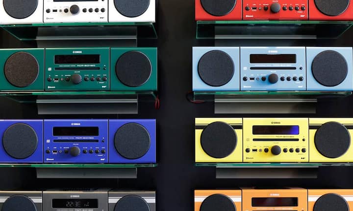 Farbenprächtig kommen die Geräte von Yahama daher.