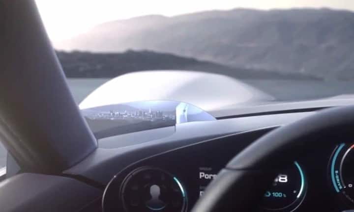 Der Mission E hat keine seitlichen Rückspiegel. Stattdessen zeigt ein Kameradisplay in der unteren Ecke der Frontscheibe, was um das Auto herum geschieht. Kunden können sich in dieser Anzeige jedoch auch erweiterte Sicherheitshinweise einblenden lassen.