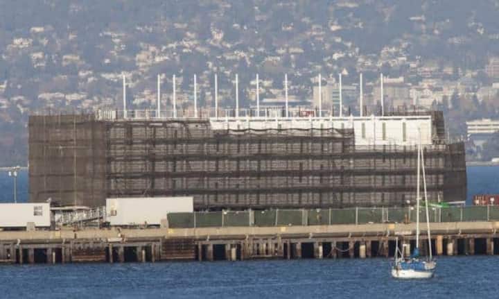 In den USA wurde wild über eine Konstruktion aus Schiffscontainern in der San Francisco Bay spekuliert. Die Vermutung, es handle sich um ein Google-Datencenter, liegt nahe. Google veröffentlichte 2007 
entsprechende Ideen.