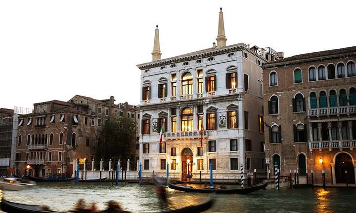 Die weltbesten Stadthotels 2016:Platz 10 (Vorjahr: 10): Aman Venice, VenedigDas Aman Venice hält sich überzeugend auf Rang 10. Wer im fünfhundertjährigen Palazzo am Canal Grande eincheckt, erschliesst sich nicht nur ein stylisches Zimmer, sondern erhält Zugang zum Besten, was Venedig zu bieten hat – etwa ein Besuch des Dogenpalasts ausserhalb der Öffnungszeiten oder eine fachkundige Führung zu verborgenen, öffentlich nicht zugänglichen Gärten privater Palazzi.