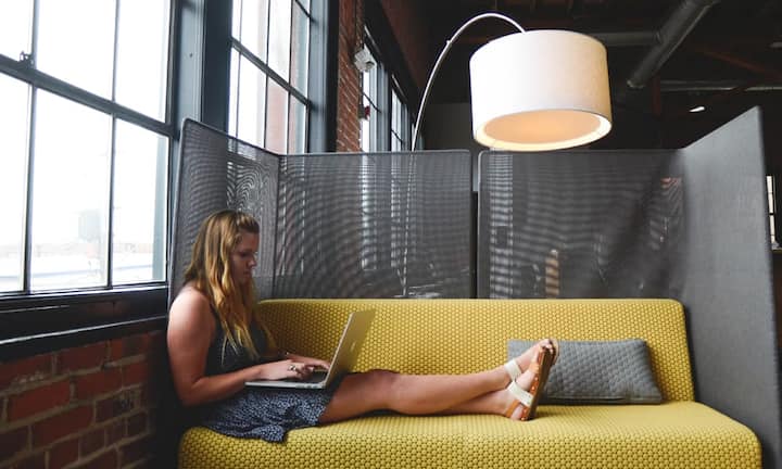 Fast alle Teilnehmer der Umfrage – 98 Prozent genau – haben schon zuhause eingekauft. Ziemlich gewöhnlich am Tisch (84 Prozent) oder dann doch eher gemütlich auf dem Sofa (44 Prozent).