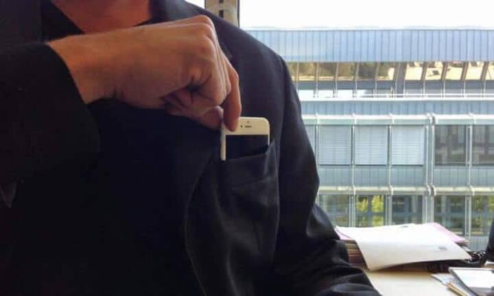 Das iPhone 6 Plus lässt sich auch nicht richtig in der Aussen-Brusttasche eines Sakkos verstauen. Es schaut immer hervor - das wirkt unseriös.
